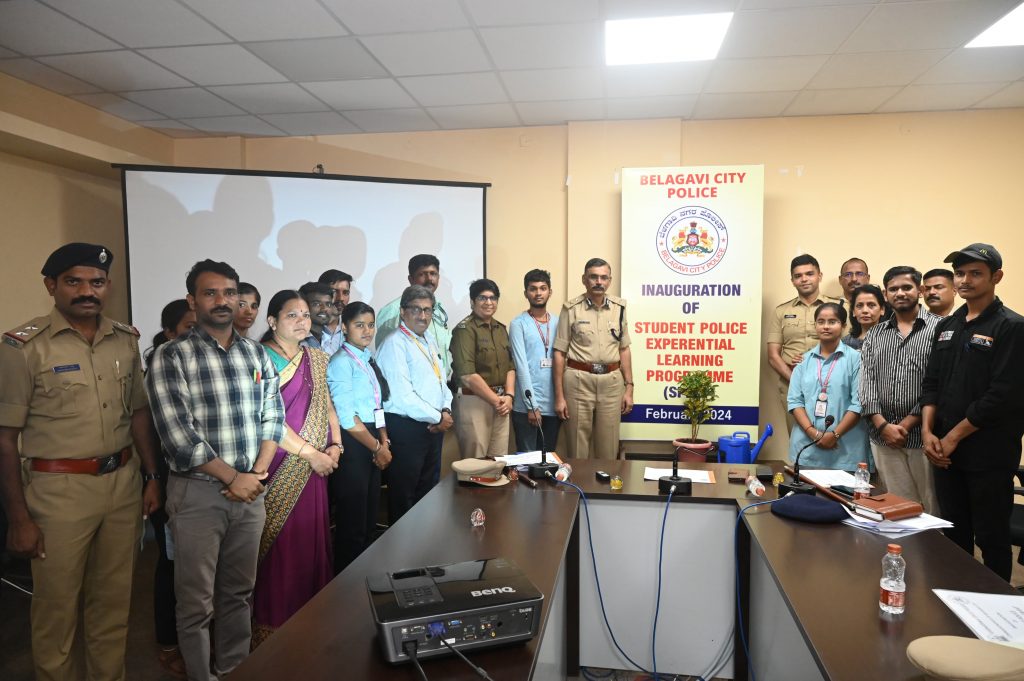 पोलीस दलाकडून विद्यार्थ्यांना कायद्याचे ज्ञानामृत Law enforcement imparted to students by police force