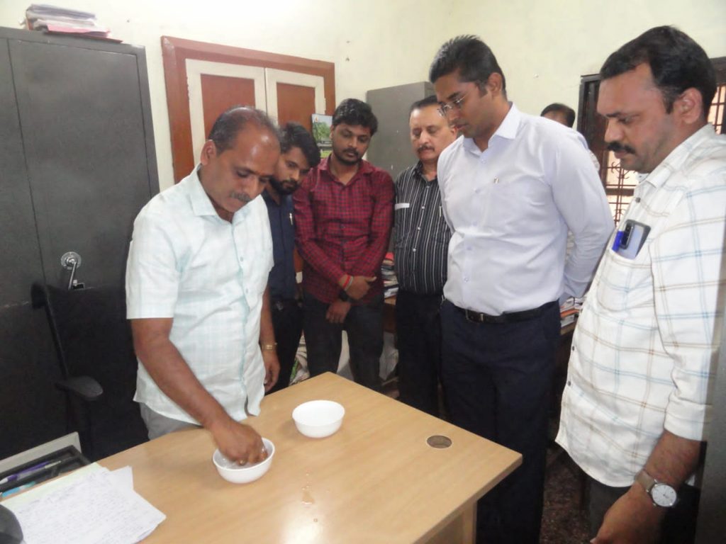 जिल्हा नोंदणी कार्यालयातील ऑपरेटरला लोकायुक्तांकडून रंगेहाथ अटक District registration office operator arrested red-handed by Lokayukta