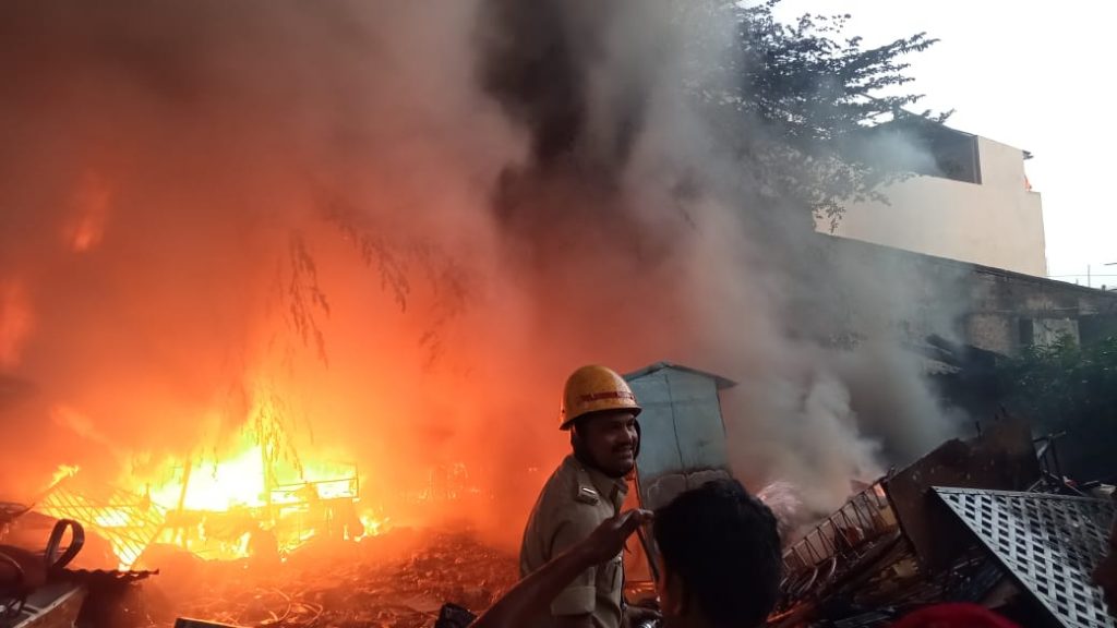 वडगावात स्क्रॅप अड्डायाला आग Fire at scrap yard in Vadgaon