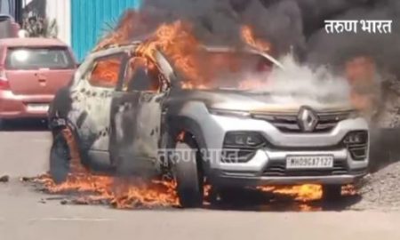 दिवसाढवळ्या लागलेल्या आगीत संपूर्ण कार जळून खाक; कबनुरातील प्रकार Kabanur