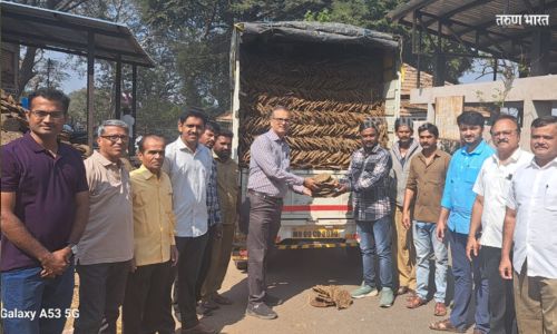 सारस्वत बोर्डिंग-विकास मंडळातर्फे स्मशानभूमीसाठी 60 हजार शेणी दान Saraswat Boarding-Development Board
