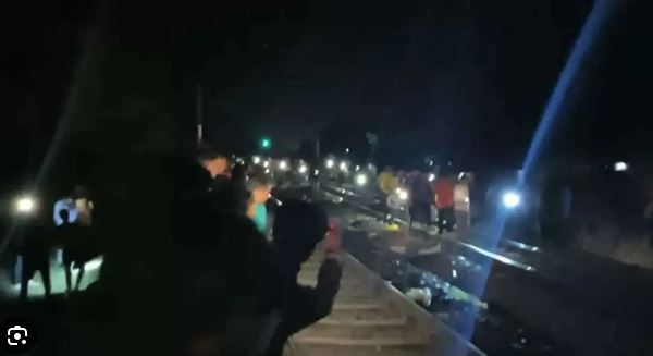 झारखंडमध्ये 12 जण सापडले रेल्वेखाली 12 people found under train in Jharkhand