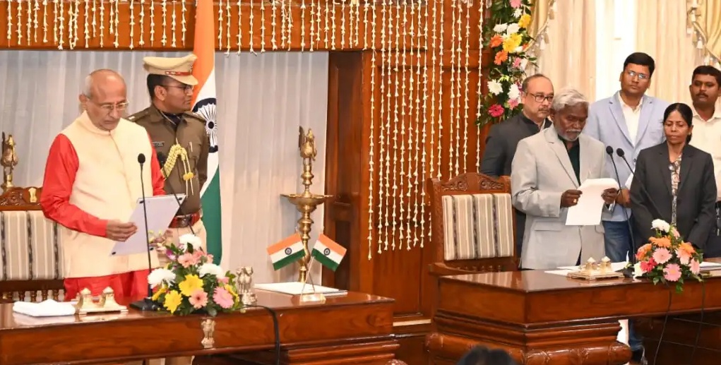 झारखंड मुख्यमंत्रिपदी चंपई सोरेन झारखंडचे नवे मुख्यमंत्री; राज्यपालांनी दिली शपथ Champai Soren