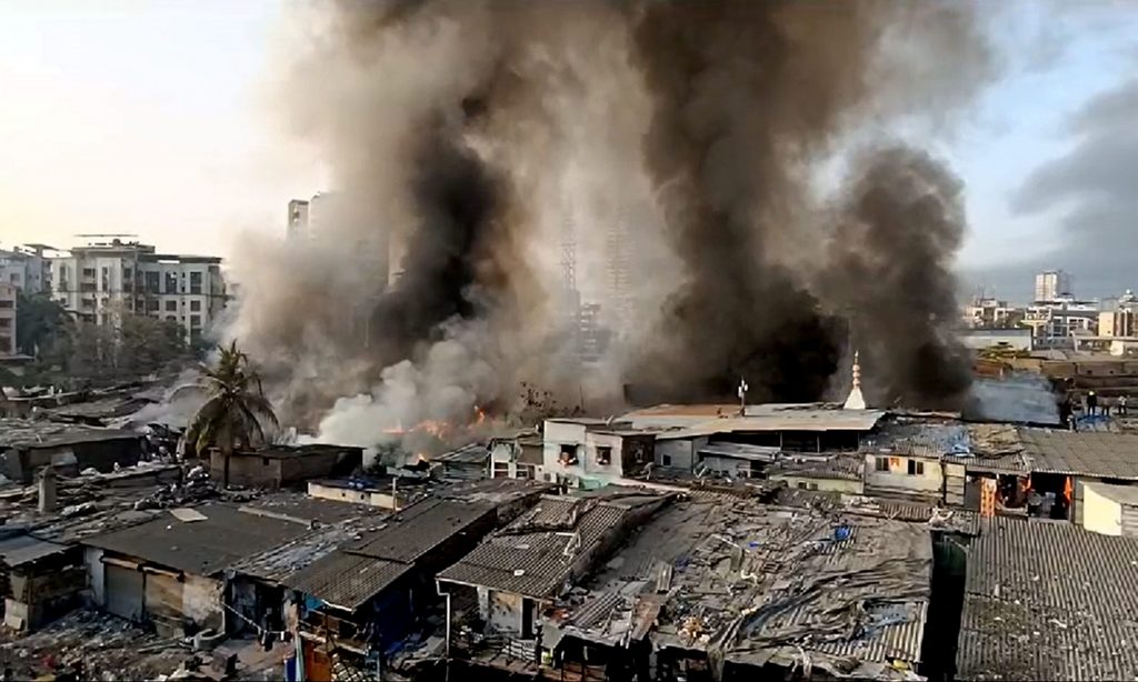 मुंबईजवळील झोपडपट्टीला आग, काही जण जखमी Fire breaks out in a slum near Mumbai, some injured