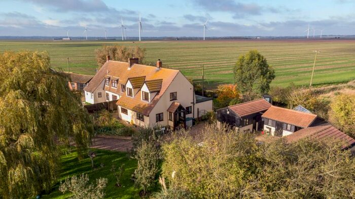 वर्षात केवळ 6 दिवस खुले राहणारे गुप्त बेट A secret island open only 6 days a year