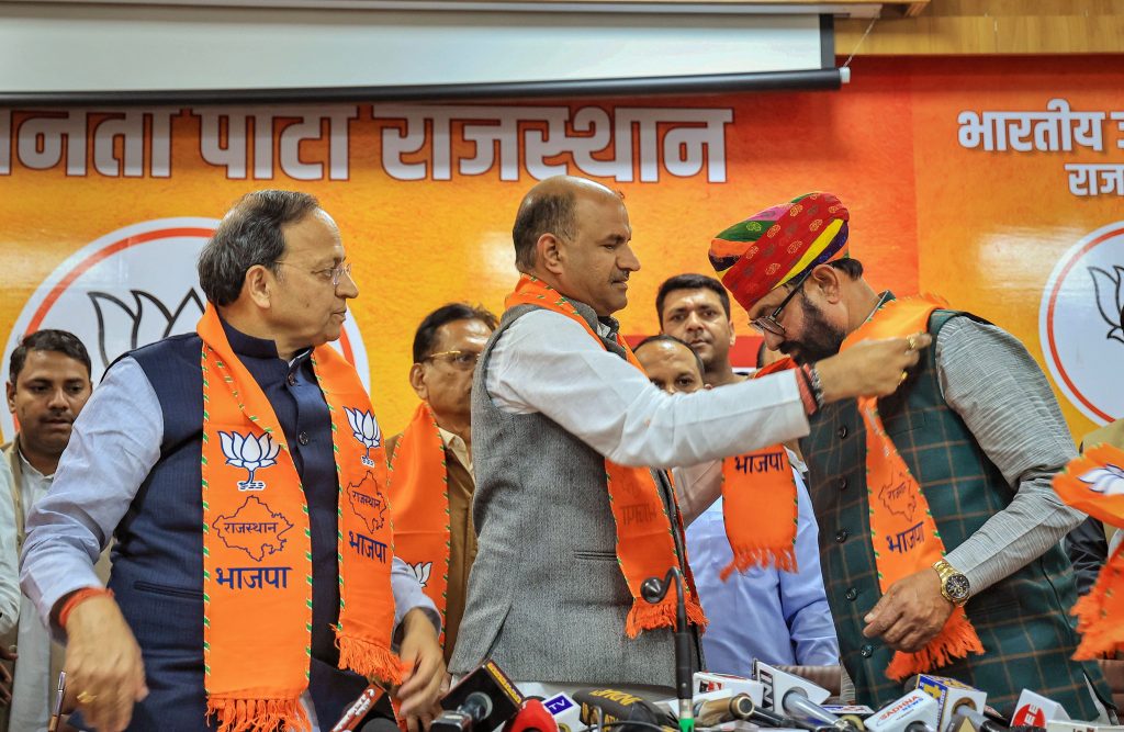 राजस्थानात काँग्रेसला खिंडार; आदिवासी नेते महेंद्रजीतसिंग मालवीय भाजपमध्ये Congress lost in Rajasthan