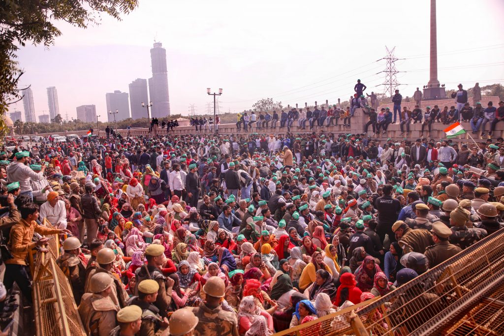 शेतकऱ्यांच्या रॅलीला नोएडात रोखले Farmers' rally stopped in Noida