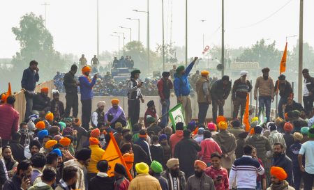 हरियाणात पोलीस-शेतकरी झटापट; शेतकऱ्यांशी चर्चा करण्यास सरकार सज्ज Government is ready to discuss with farmers