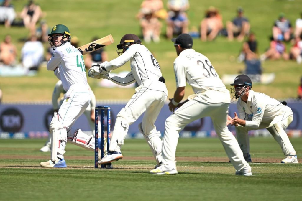 रचिन रवींद्रचे तीन बळी : स्वेर्टचे नाबाद अर्धशतक Rachin Ravindra's three wickets: Swert's unbeaten half-century
