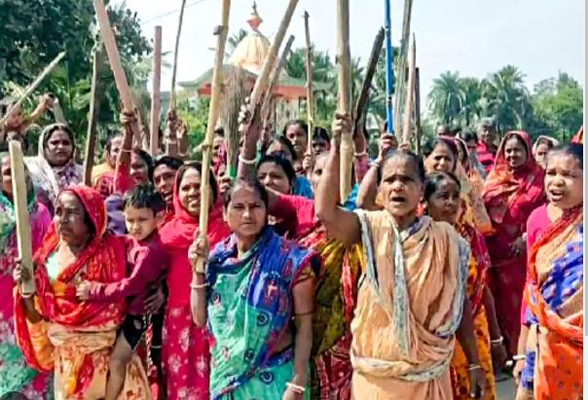 संदेशखाली : बालअधिकार समितीची भेट Under Message: Meeting of Child Rights Committee