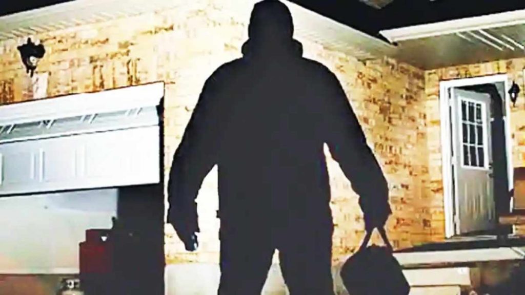 फिरत्या विक्रेत्यांकडून बंद घरांची रेकी Receipt of foreclosed homes by traveling salesmen