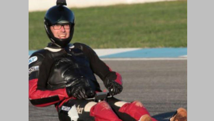 खेळण्यातील कार चालवून विश्वविक्रम World record by driving a toy car