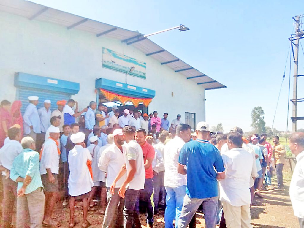 Reduction in milk price: Farmers boycott the collection center