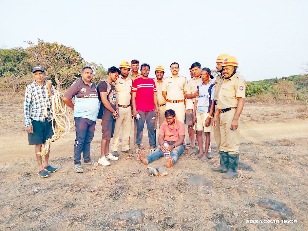 दरीत पडलेल्या युवकाला जीवदान Life support for the youth who fell in the valley