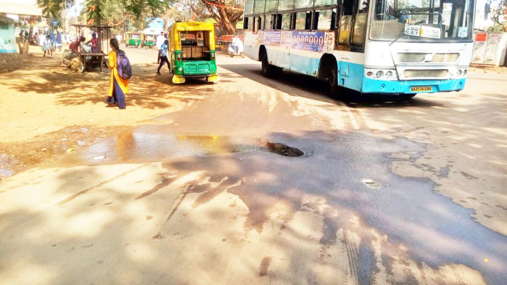 Pipeline leak on the main road in front of Urdu Primary School at Majgaon