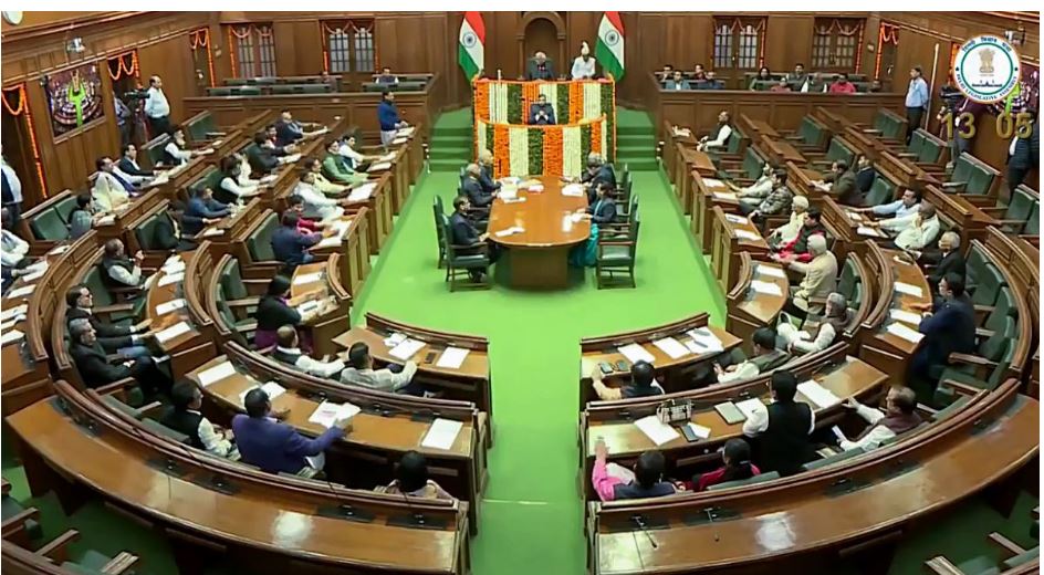 गुजरात विधानसभेत घोषणाबाजी, 10 आमदार निलंबित Slogan raising in Gujarat Assembly, 10 MLAs suspended