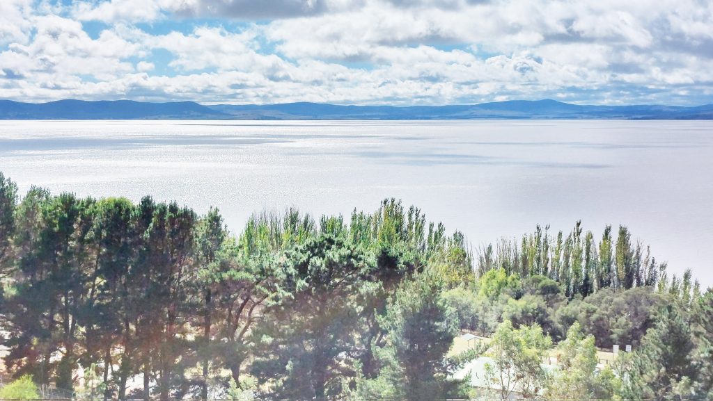 पाणी मागे हटणारे रहस्यमय सरोवर A mysterious lake with receding waters