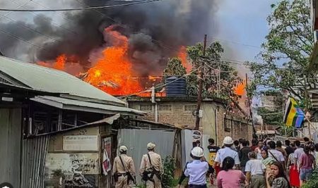 हल्ला-गोळीबारामुळे मणिपूरमध्ये पुन्हा तणाव; जमावाने दारूगोळा, शस्त्रे लुटली Tension again in Manipur due to attack-shooting