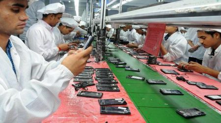 मोबाईल निर्मिती उद्योगात अडीच लाख जणांना रोजगाराची संधी Employment opportunity for two and a half lakh people in mobile manufacturing industry
