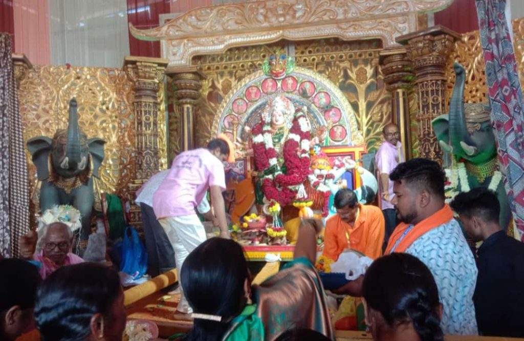 Crowd to fill the oti of Karambal Lakshmi Devi