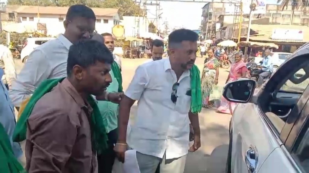 खासदार अनंतकुमार हेगडेंच्याविरोधात शेतकरी संघटनेची निदर्शने Demonstrations of farmers' organization against MP Anantakumar Hegden