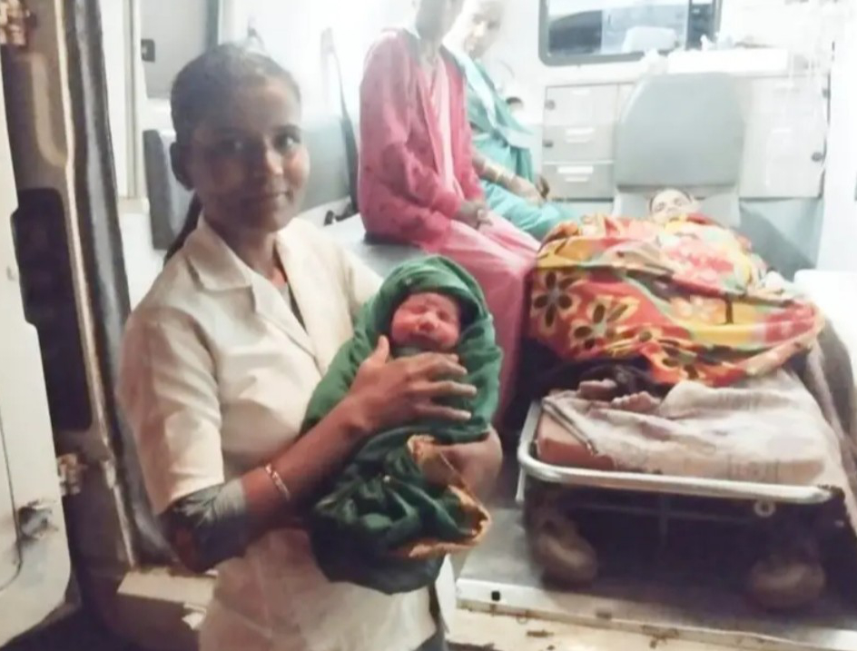 The woman gave birth to a child in the ambulance