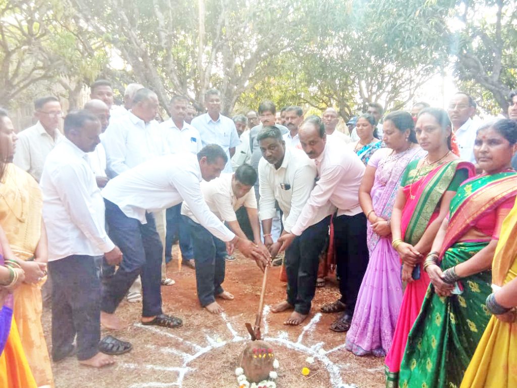 कडोलीत पाईपलाईन-नूतन विहीर खोदाईचा शुभारंभ Kadoli Pipeline-New Well Digging Commencement