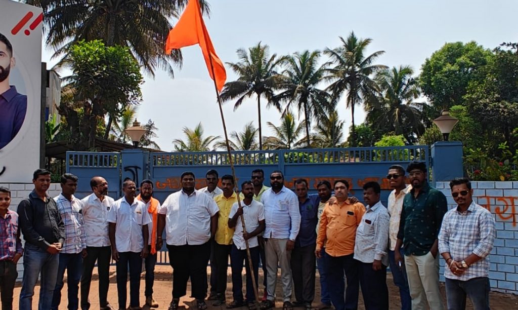 जय महाराष्ट्रविरोधी उद्योजकांच्या कारखान्यावर आंदोलन Agitation on anti-Jai Maharashtra entrepreneurs' factories