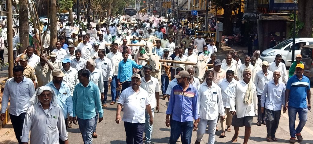 ‘जमीन’ गमावलेल्यांनी केली पळता ‘भुई’ थोडी! Those who lost 'land' ran away 'Bhui' a bit!