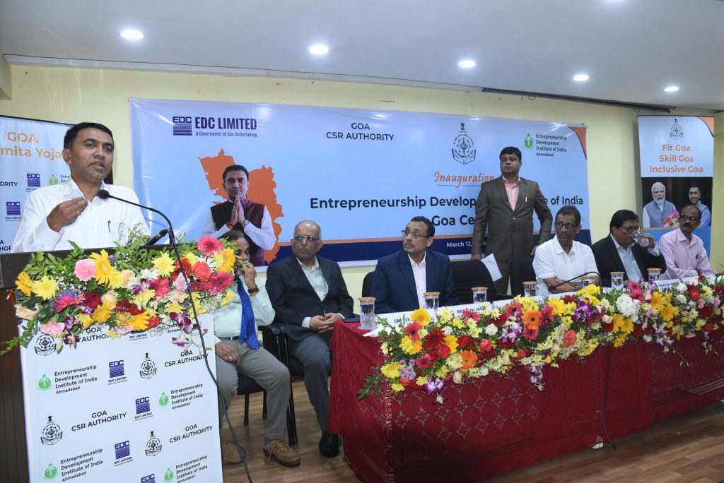 गोमंतकीय तरुणाईने उद्योगात उतरावे Gomantaki Tushnai should enter the industry