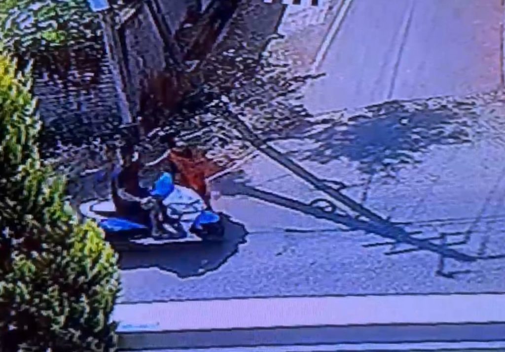 In Sadashivnagar, a woman's neck ornament was extended