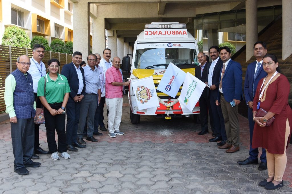 सामाजिक संस्थांच्यावतीने केएलई इस्पितळाला रुग्णवाहिका Ambulance to KLE hospital on behalf of social organizations