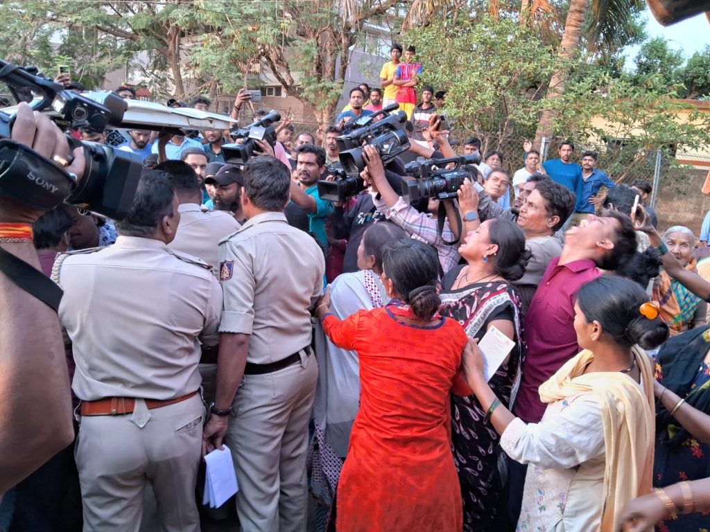 कॅम्पमध्ये तरुणाचा भीषण खून Terrible murder of a young man in the camp