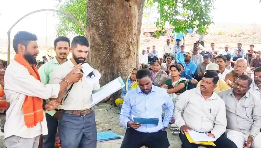 Inspection of 'that' land in Khadarwadi village by Tehsildar-officers