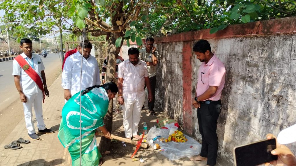 सदाशिवनगर स्मशानभूमीत दहा स्वच्छतागृहे महापौर सविता कांबळे यांच्या हस्ते पूजन Ten toilets in Sadashivnagar crematorium by Mayor Savita Kamble.