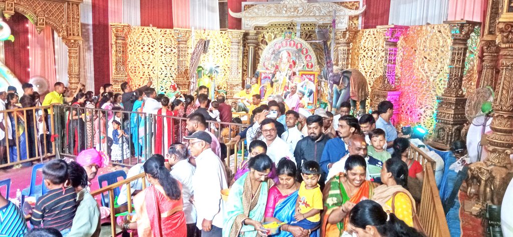 A huge crowd of devotees on the sixth day of Karambal-Bekwad Lakshmiyatre