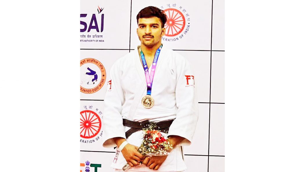 कुशल लोहारला कांस्य Bronze to a skilled blacksmith