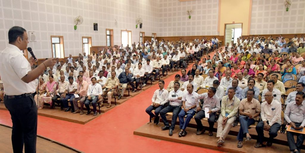 जबाबदारी-दक्षतेने कर्तव्य पार पाडा Perform duties responsibly