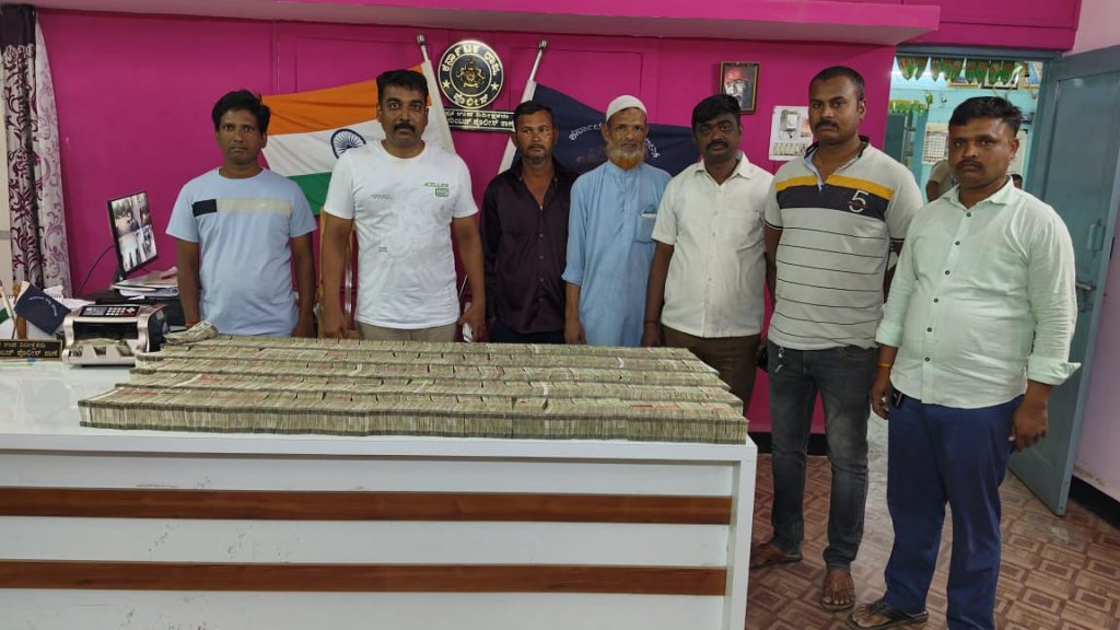 विजापूरमध्ये 2.93 कोटी रुपये जप्त 2.93 crore seized in Bijapur