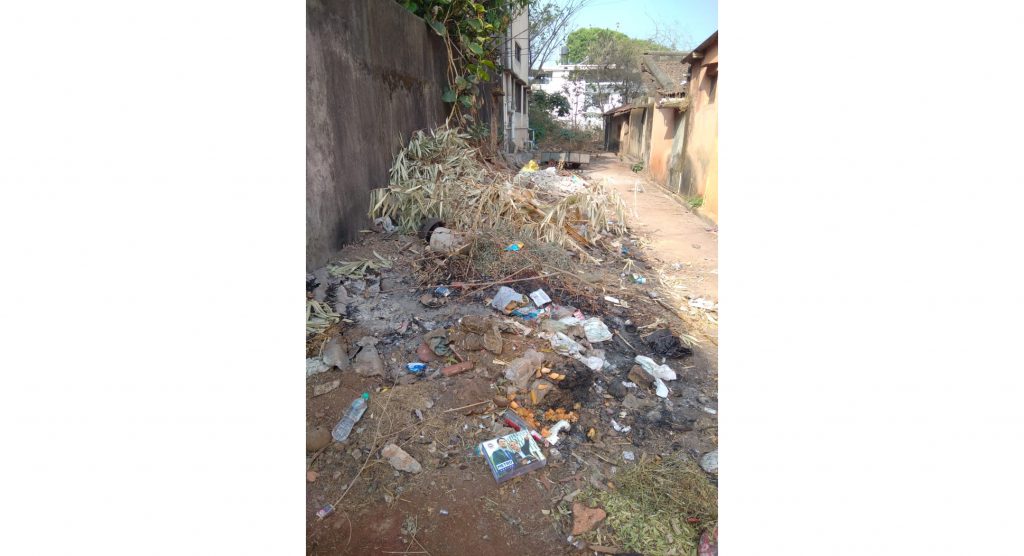 हुलबत्ते कॉलनी, महात्मा फुले रोड परिसरातील कचऱ्याची उचल करा Pick up the garbage in the area of Hulbatte Colony, Mahatma Phule Road