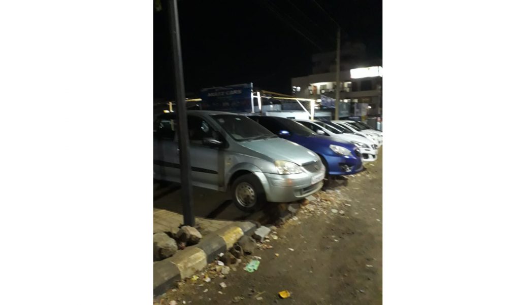 व्यापारी पदपथांवर अन् पादचारी रस्त्यावर On commercial sidewalks and pedestrian streets