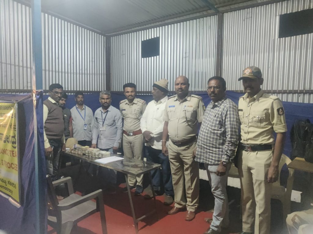 कोगनोळी टोलनाक्यावर 14 लाख जप्त 14 lakh seized at Kognoli toll booth