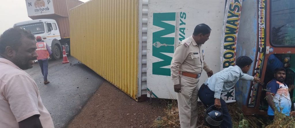 बेन्नाळीजवळील अपघातात तामिळनाडूचा कँटरचालक ठार Tamil Nadu cantor driver killed in accident near Bennali