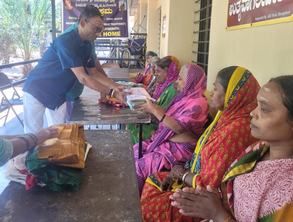 Distribution of sarees to the needy by Sarva Lokseva Foundation