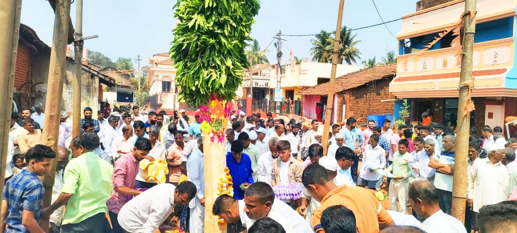 तालुक्यात होळी पारंपरिक पद्धतीने Holi in the Taluka in a traditional manner