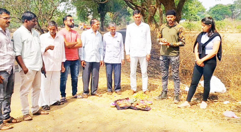 कर्ले-जानेवाडी रस्त्यावर अंधश्रद्धेचा कळस Culmination of Superstition on Kurle-Janewadi Road