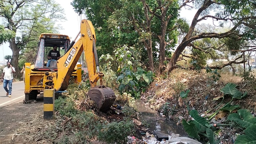 Start of cleaning work of Kembali drain