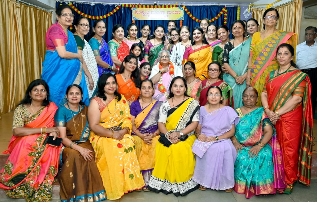 संस्कृती महिला मंडळातर्फे सुधा मूर्ती यांचा सत्कार Sudha Murthy felicitated by Sanskriti Mahila Mandal