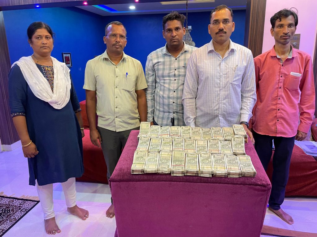 ‘त्या’ लाचखोर अभियंत्याच्या येळ्ळूर येथील निवासस्थानी धाड Raid at Yelloor residence of 'that' corrupt engineer