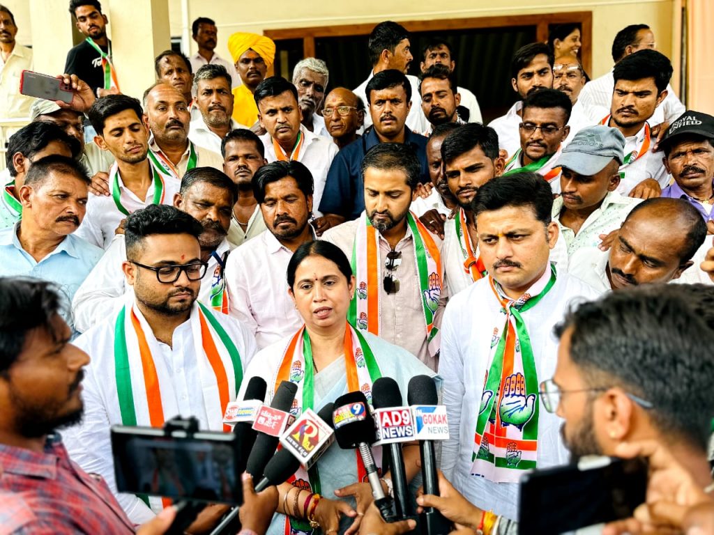 What did Shettar, who called Karmabhumi, give to the district?